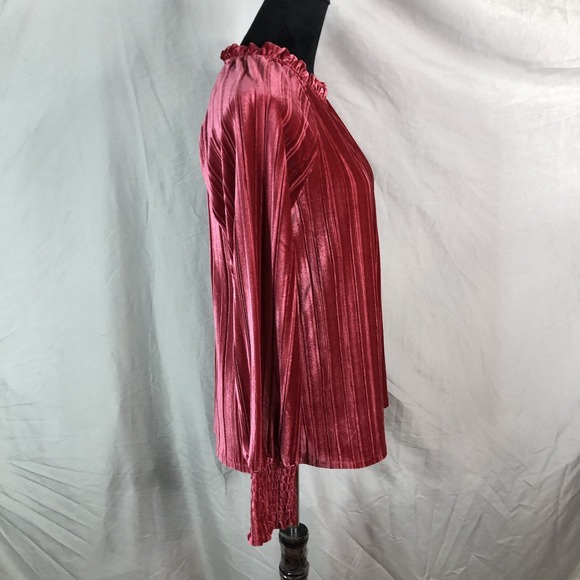 CABLE & GAUGE Sie Medium Ribbed Velvet Smocked Cuff Long Sleeve Keyhole Blouse - Picture 4 of 10